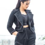Sreemukhi Instagram - SAREGAMAPA ✨✨ This Sunday on @zeetelugu ✨ Styling @hemamanohar1 Outfit @indie_vastralay PC @chinthuu_klicks Make up @nookesh.malla Hair - Mahesh #saregamapa #zeetelugu #sreemukhi