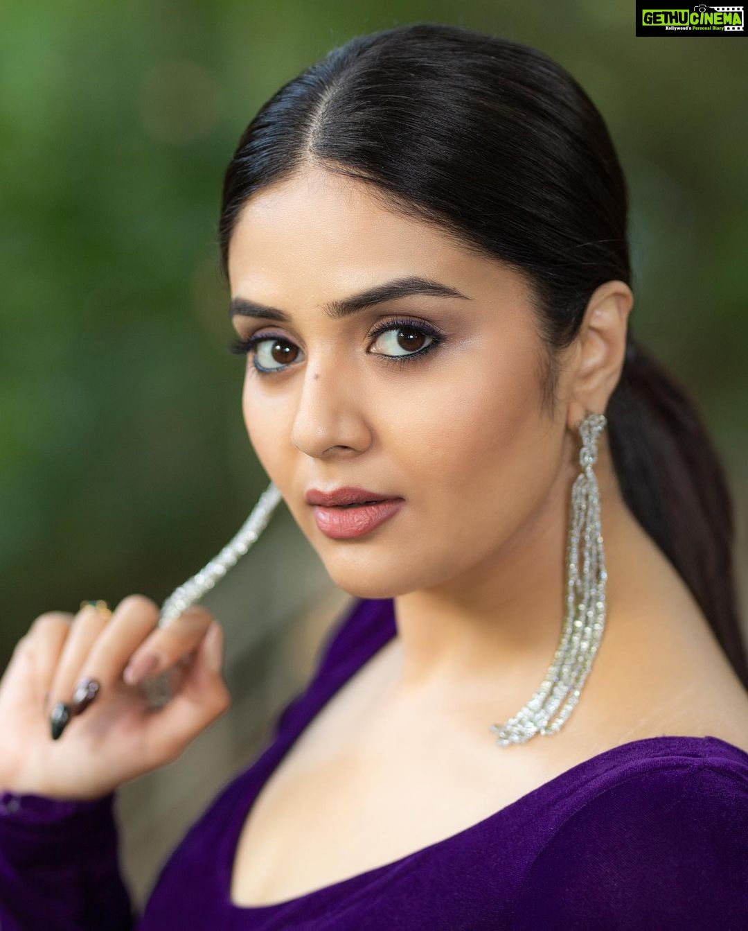 Sreemukhi Instagram - Aadivaaram with star maa parivaaram! ✨ On @starmaa every Sunday at 11 am! ✨ Styled by @impriyankasahajananda Outfit @charvi_by_aswini Jewellery @kushalsfashionjewellery PC @chinthuu_klicks Make up @nookesh.malla Hair @mahi_brand_ #sreemukhi #starmaa #aadivaaramwithstarmaaparivaaram #styledbypriyankasahajananda