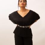 Sreemukhi Instagram - Mr.&Mrs. 🖤 On @etvtelugu2708 @gnapikaentertainments ✨ Styled by @impriyankasahajananda Outfit @tejaswinireddy_couture Jewellery @kushalsfashionjewellery PC @chinthuu_klicks Makeup @nookesh.malla Hair @mahi_brand_ #sreemukhi #mr.&mrs #etv #gnapikaentertainments