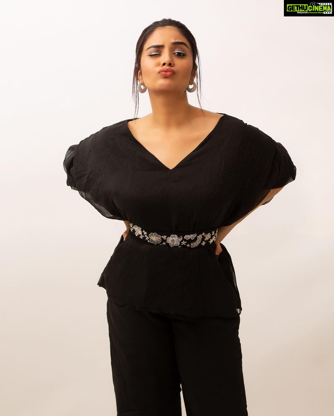 Sreemukhi Instagram - Mr.&Mrs. π€ On @etvtelugu2708 @gnapikaentertainments β¨ Styled by @impriyankasahajananda Outfit @tejaswinireddy_couture Jewellery @kushalsfashionjewellery PC @chinthuu_klicks Makeup @nookesh.malla Hair @mahi_brand_ #sreemukhi #mr.&mrs #etv #gnapikaentertainments