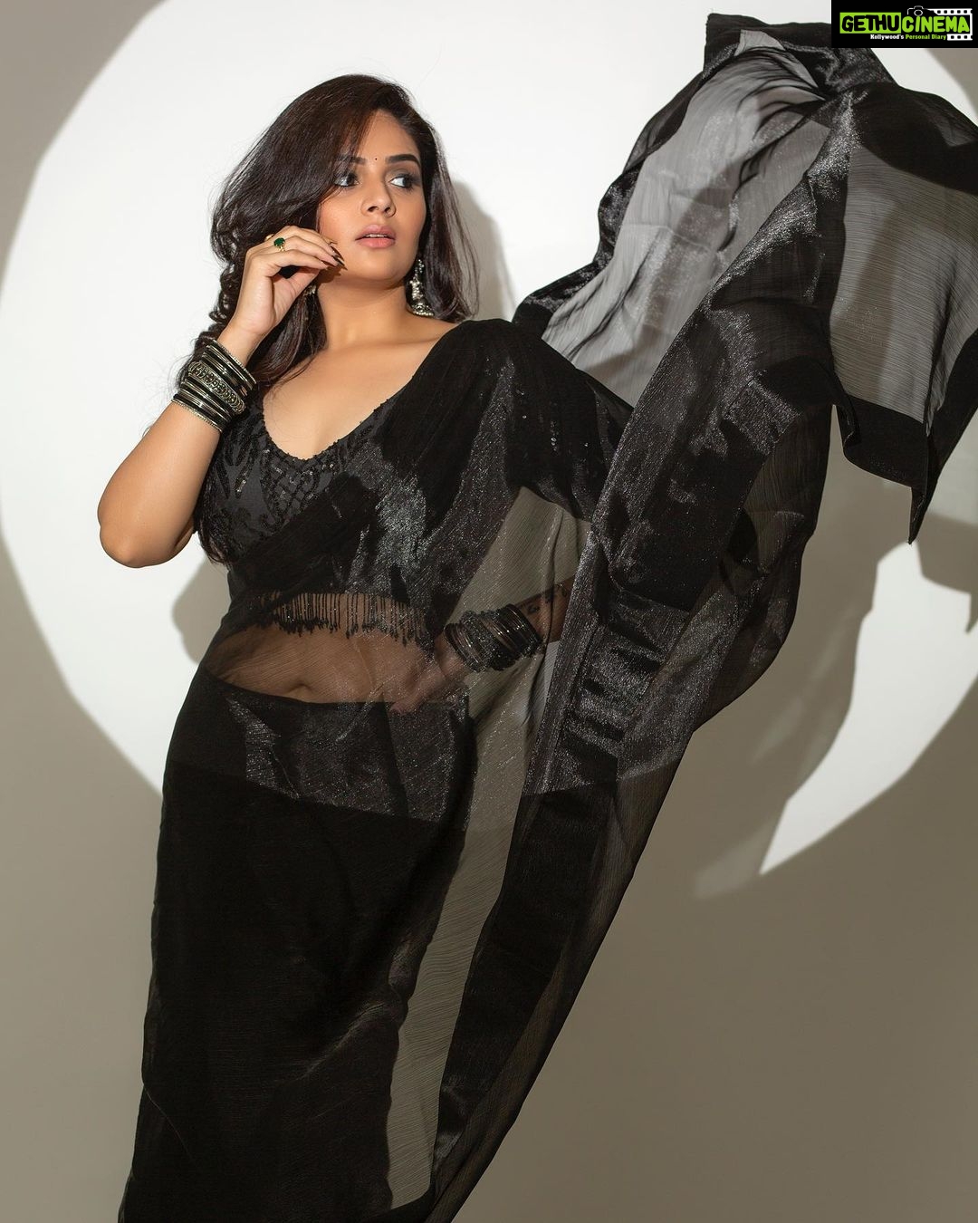 Sreemukhi Instagram - Dance ikon π€ On @ahavideoin β¨ @oak_entertainments Outfit @gummadidalashashi.label Styling @greeshma_krishna.k PC @chinthuu_klicks Make up @nookesh.malla Hair - @mahi_brand_ #sreemukhi #danceikon #aha #oakentertainments