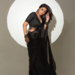 Sreemukhi Instagram - Dance ikon 🖤 On @ahavideoin ✨ @oak_entertainments Outfit @gummadidalashashi.label Styling @greeshma_krishna.k PC @chinthuu_klicks Make up @nookesh.malla Hair - @mahi_brand_ #sreemukhi #danceikon #aha #oakentertainments