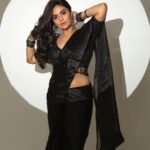 Sreemukhi Instagram - Dance ikon 🖤 On @ahavideoin ✨ @oak_entertainments Outfit @gummadidalashashi.label Styling @greeshma_krishna.k PC @chinthuu_klicks Make up @nookesh.malla Hair - @mahi_brand_ #sreemukhi #danceikon #aha #oakentertainments