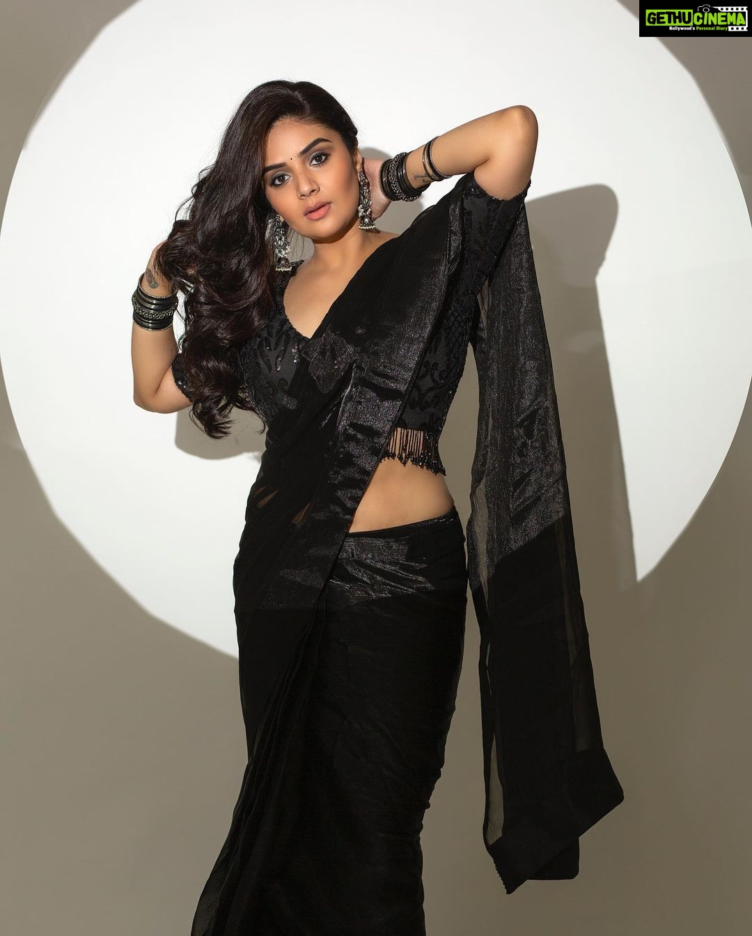 Sreemukhi Instagram - Dance ikon π€ On @ahavideoin β¨ @oak_entertainments Outfit @gummadidalashashi.label Styling @greeshma_krishna.k PC @chinthuu_klicks Make up @nookesh.malla Hair - @mahi_brand_ #sreemukhi #danceikon #aha #oakentertainments