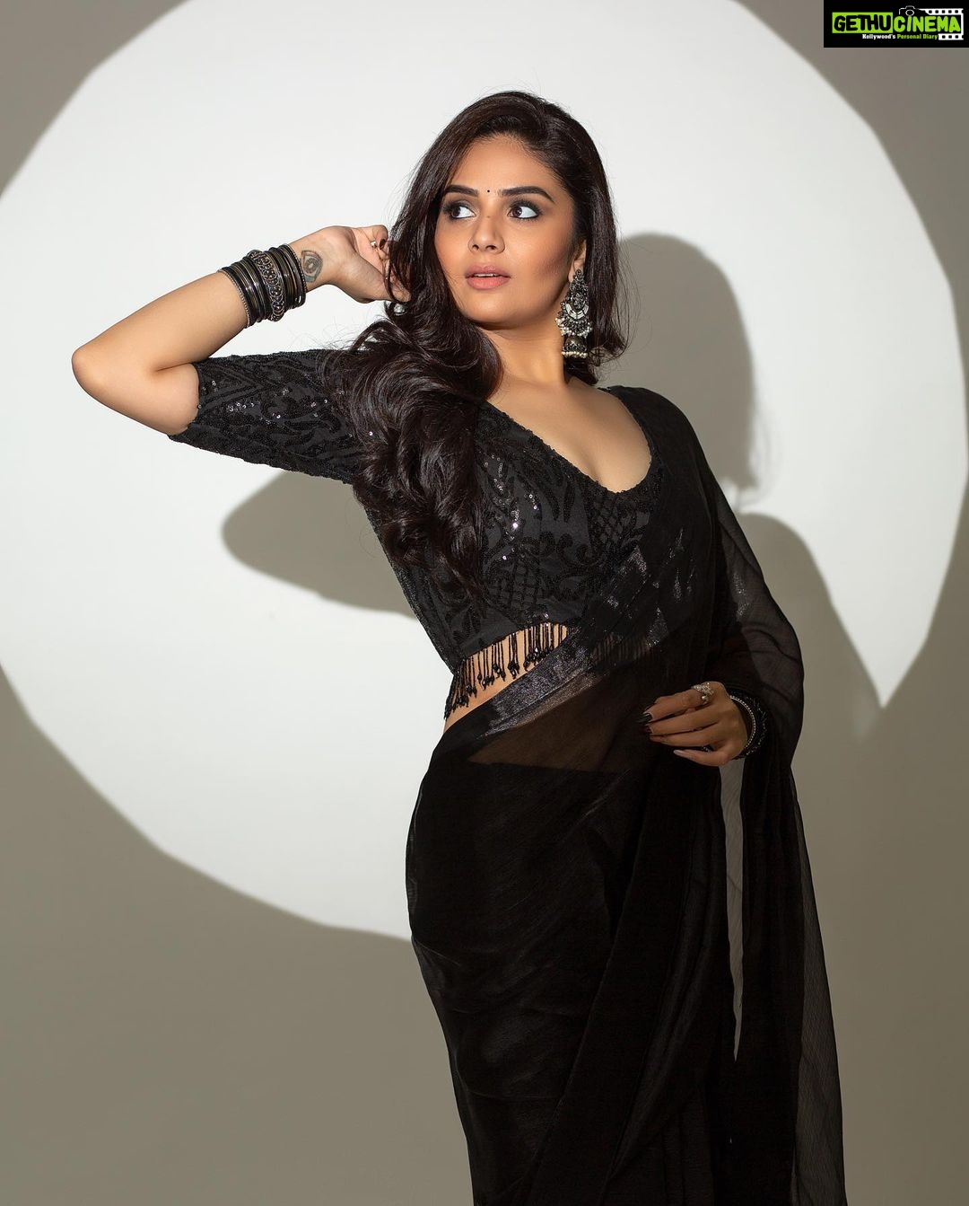 Sreemukhi Instagram - Dance ikon π€ On @ahavideoin β¨ @oak_entertainments Outfit @gummadidalashashi.label Styling @greeshma_krishna.k PC @chinthuu_klicks Make up @nookesh.malla Hair - @mahi_brand_ #sreemukhi #danceikon #aha #oakentertainments