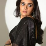 Sreemukhi Instagram - Dance ikon 🖤 On @ahavideoin ✨ @oak_entertainments Outfit @gummadidalashashi.label Styling @greeshma_krishna.k PC @chinthuu_klicks Make up @nookesh.malla Hair - @mahi_brand_ #sreemukhi #danceikon #aha #oakentertainments