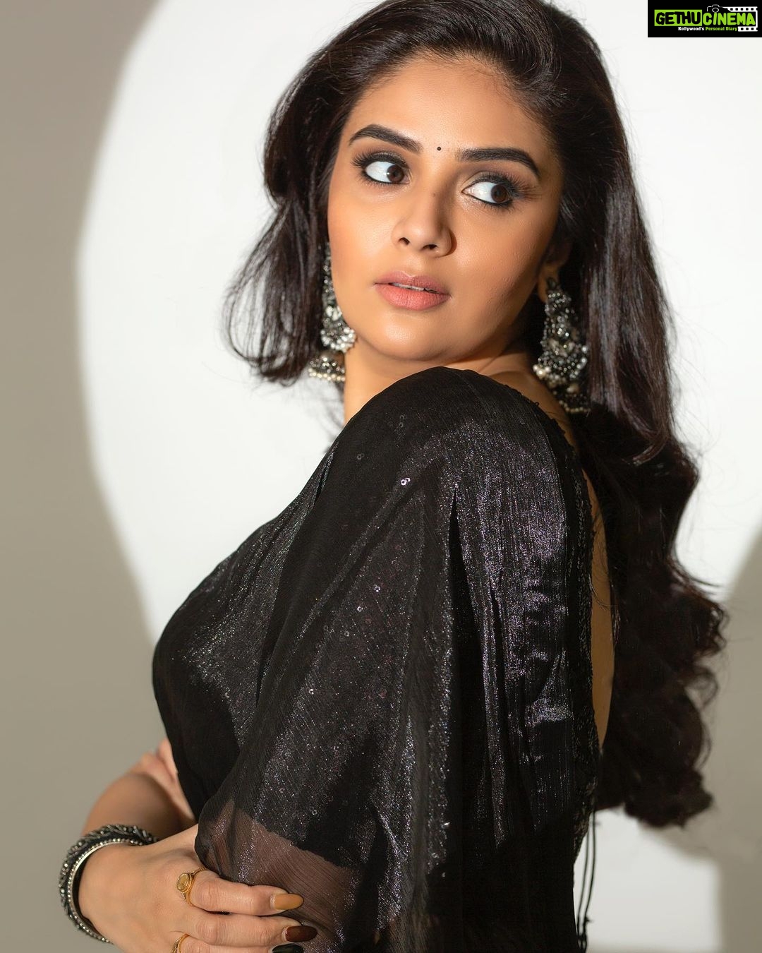 Actress Sreemukhi HD Photos and Wallpapers October 2022 - Gethu Cinema