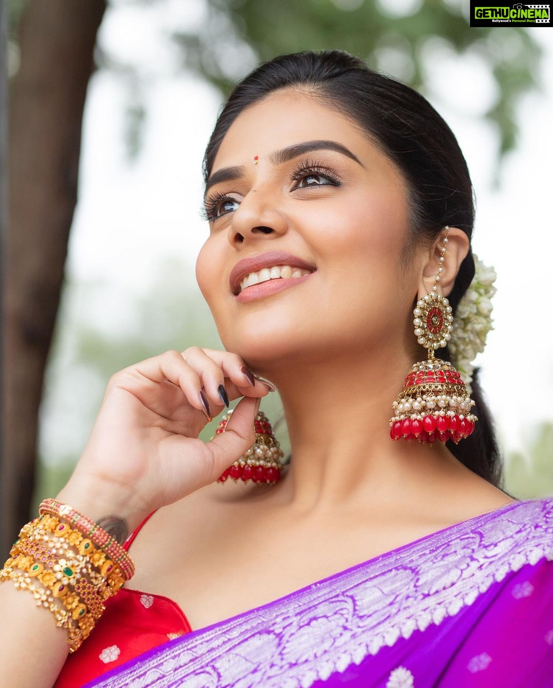 Sreemukhi Instagram - Dance ikon ✨ On @ahavideoin ✨ @oak_entertainments Styled by @greeshma_krishna.k Outfit @riya_designing_studio Accessories @pretty.jewelbox PC @chinthuu_klicks Make up @nookesh.malla Hair - @mahi_brand_ #sreemukhi #danceikon #aha #oakentertainments #styledbygkk