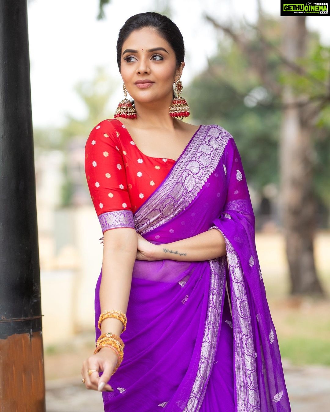 Sreemukhi Instagram - Dance ikon ✨ On @ahavideoin ✨ @oak_entertainments Styled by @greeshma_krishna.k Outfit @riya_designing_studio Accessories @pretty.jewelbox PC @chinthuu_klicks Make up @nookesh.malla Hair - @mahi_brand_ #sreemukhi #danceikon #aha #oakentertainments #styledbygkk