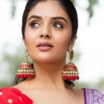 Sreemukhi Instagram - Dance ikon ✨ On @ahavideoin ✨ @oak_entertainments Styled by @greeshma_krishna.k Outfit @riya_designing_studio Accessories @pretty.jewelbox PC @chinthuu_klicks Make up @nookesh.malla Hair - @mahi_brand_ #sreemukhi #danceikon #aha #oakentertainments #styledbygkk