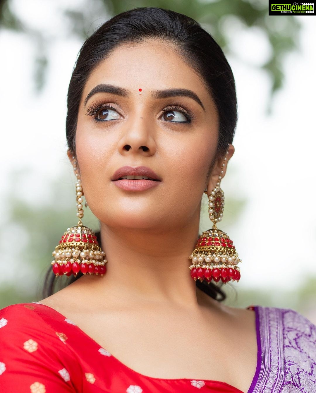 Sreemukhi Instagram - Dance ikon ✨ On @ahavideoin ✨ @oak_entertainments Styled by @greeshma_krishna.k Outfit @riya_designing_studio Accessories @pretty.jewelbox PC @chinthuu_klicks Make up @nookesh.malla Hair - @mahi_brand_ #sreemukhi #danceikon #aha #oakentertainments #styledbygkk