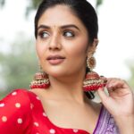 Sreemukhi Instagram - Dance ikon ✨ On @ahavideoin ✨ @oak_entertainments Styled by @greeshma_krishna.k Outfit @riya_designing_studio Accessories @pretty.jewelbox PC @chinthuu_klicks Make up @nookesh.malla Hair - @mahi_brand_ #sreemukhi #danceikon #aha #oakentertainments #styledbygkk