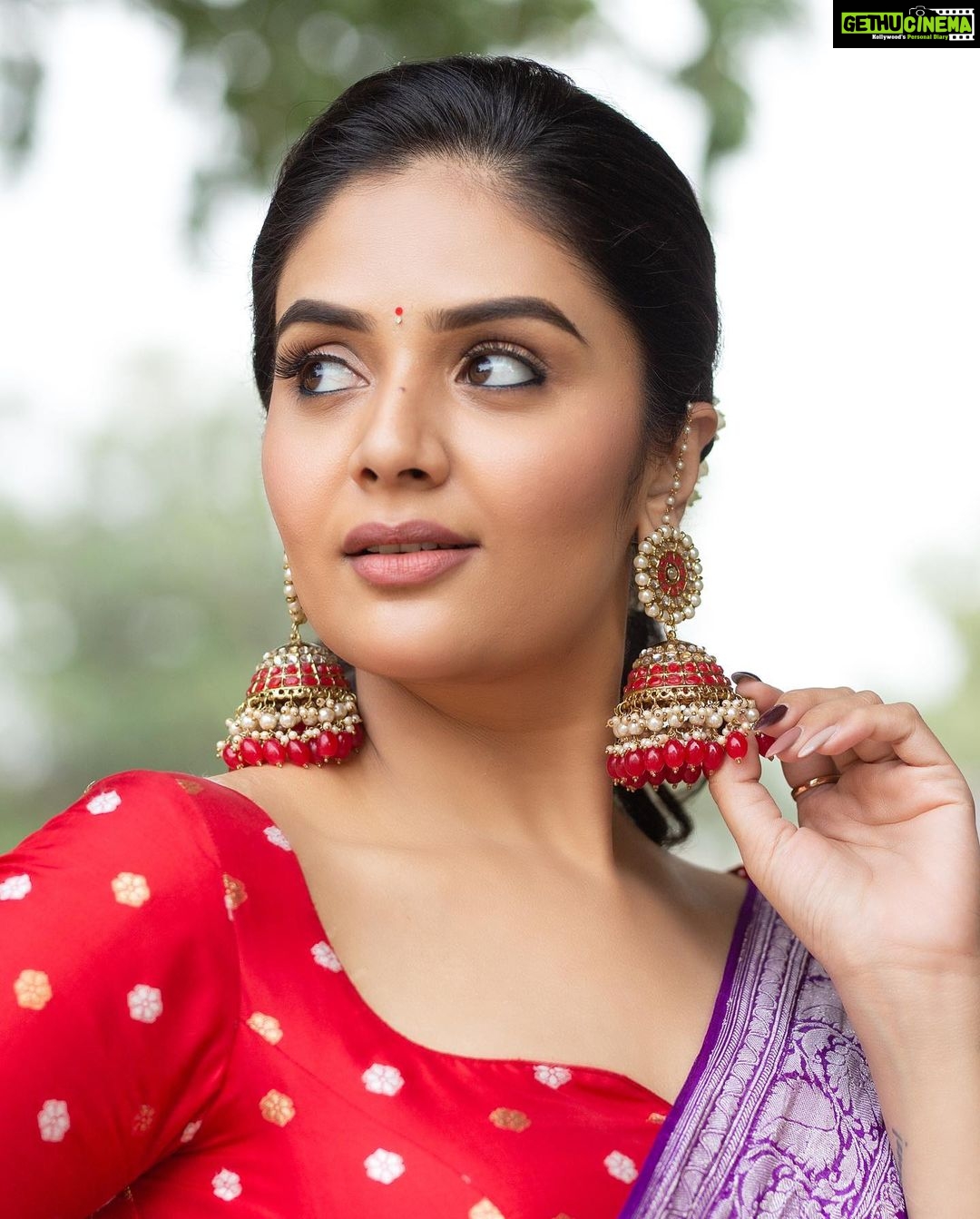 Sreemukhi Instagram - Dance ikon ✨ On @ahavideoin ✨ @oak_entertainments Styled by @greeshma_krishna.k Outfit @riya_designing_studio Accessories @pretty.jewelbox PC @chinthuu_klicks Make up @nookesh.malla Hair - @mahi_brand_ #sreemukhi #danceikon #aha #oakentertainments #styledbygkk