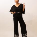 Sreemukhi Instagram - Mr.&Mrs. 🖤 On @etvtelugu2708 @gnapikaentertainments ✨ Styled by @impriyankasahajananda Outfit @tejaswinireddy_couture Jewellery @kushalsfashionjewellery PC @chinthuu_klicks Makeup @nookesh.malla Hair @mahi_brand_ #sreemukhi #mr.&mrs #etv #gnapikaentertainments