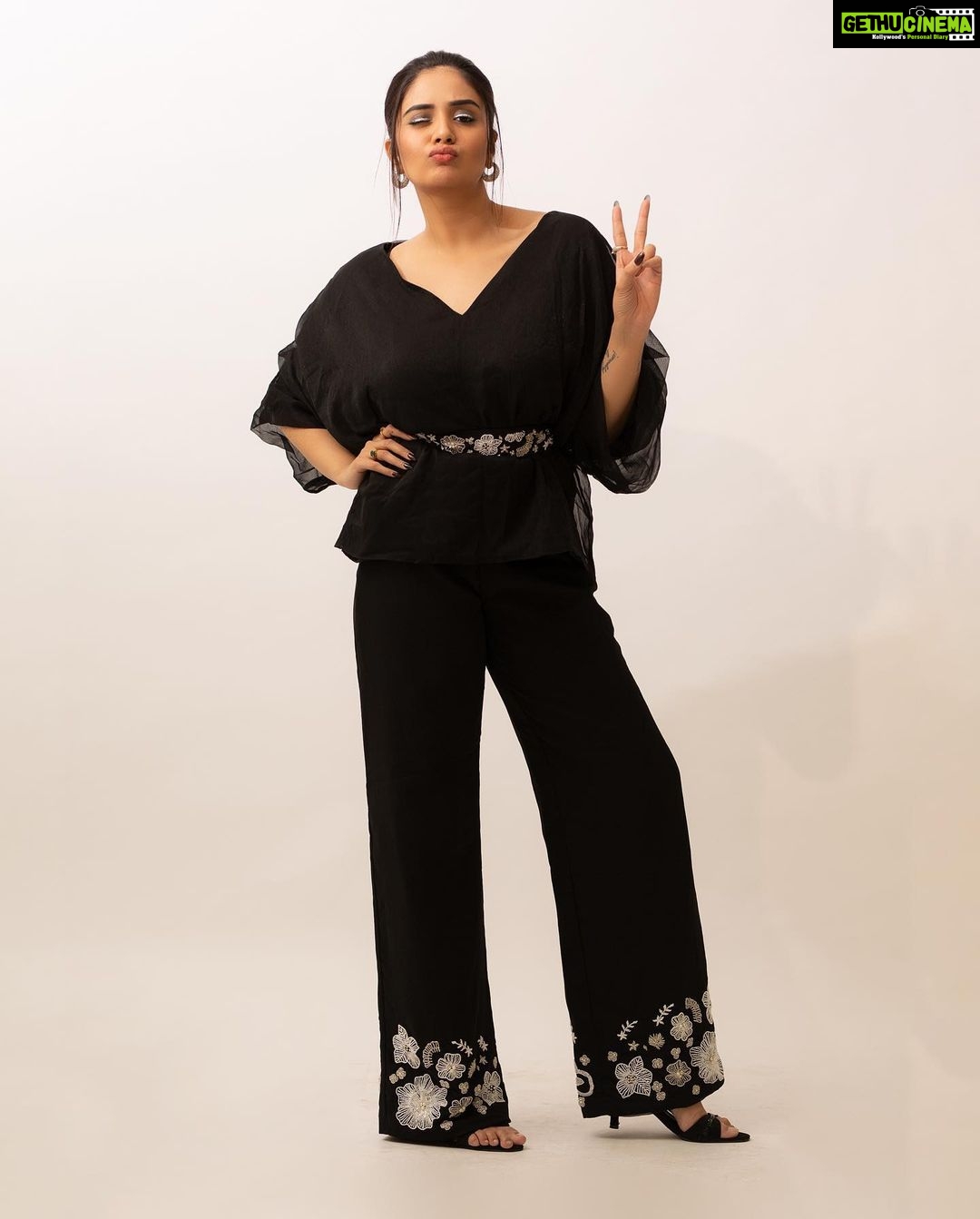 Sreemukhi Instagram - Mr.&Mrs. π€ On @etvtelugu2708 @gnapikaentertainments β¨ Styled by @impriyankasahajananda Outfit @tejaswinireddy_couture Jewellery @kushalsfashionjewellery PC @chinthuu_klicks Makeup @nookesh.malla Hair @mahi_brand_ #sreemukhi #mr.&mrs #etv #gnapikaentertainments
