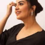 Sreemukhi Instagram - Mr.&Mrs. 🖤 On @etvtelugu2708 @gnapikaentertainments ✨ Styled by @impriyankasahajananda Outfit @tejaswinireddy_couture Jewellery @kushalsfashionjewellery PC @chinthuu_klicks Makeup @nookesh.malla Hair @mahi_brand_ #sreemukhi #mr.&mrs #etv #gnapikaentertainments