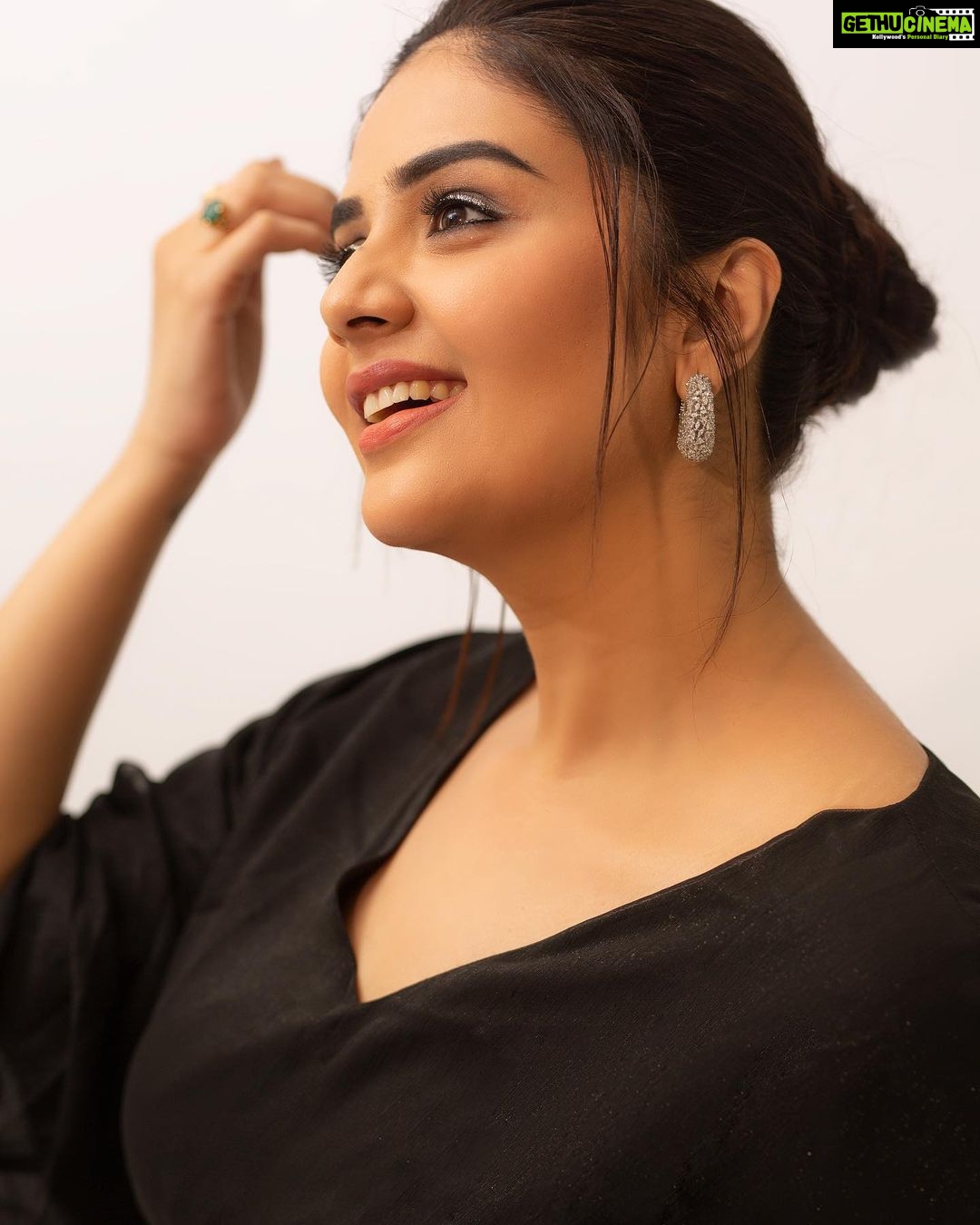 Sreemukhi Instagram - Mr.&Mrs. π€ On @etvtelugu2708 @gnapikaentertainments β¨ Styled by @impriyankasahajananda Outfit @tejaswinireddy_couture Jewellery @kushalsfashionjewellery PC @chinthuu_klicks Makeup @nookesh.malla Hair @mahi_brand_ #sreemukhi #mr.&mrs #etv #gnapikaentertainments