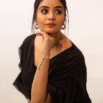 Sreemukhi Instagram - Mr.&Mrs. 🖤 On @etvtelugu2708 @gnapikaentertainments ✨ Styled by @impriyankasahajananda Outfit @tejaswinireddy_couture Jewellery @kushalsfashionjewellery PC @chinthuu_klicks Makeup @nookesh.malla Hair @mahi_brand_ #sreemukhi #mr.&mrs #etv #gnapikaentertainments