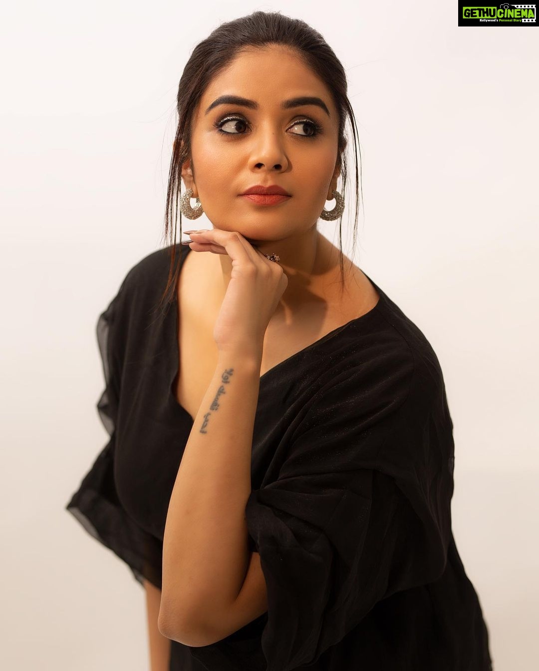 Sreemukhi Instagram - Mr.&Mrs. π€ On @etvtelugu2708 @gnapikaentertainments β¨ Styled by @impriyankasahajananda Outfit @tejaswinireddy_couture Jewellery @kushalsfashionjewellery PC @chinthuu_klicks Makeup @nookesh.malla Hair @mahi_brand_ #sreemukhi #mr.&mrs #etv #gnapikaentertainments