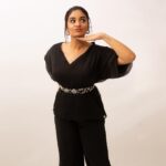 Sreemukhi Instagram - Mr.&Mrs. 🖤 On @etvtelugu2708 @gnapikaentertainments ✨ Styled by @impriyankasahajananda Outfit @tejaswinireddy_couture Jewellery @kushalsfashionjewellery PC @chinthuu_klicks Makeup @nookesh.malla Hair @mahi_brand_ #sreemukhi #mr.&mrs #etv #gnapikaentertainments