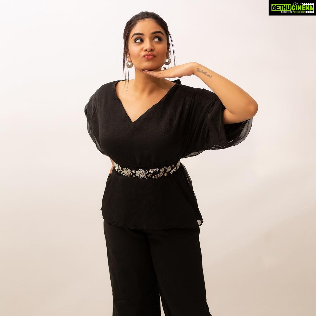 Sreemukhi Instagram - Mr.&Mrs. π€ On @etvtelugu2708 @gnapikaentertainments β¨ Styled by @impriyankasahajananda Outfit @tejaswinireddy_couture Jewellery @kushalsfashionjewellery PC @chinthuu_klicks Makeup @nookesh.malla Hair @mahi_brand_ #sreemukhi #mr.&mrs #etv #gnapikaentertainments