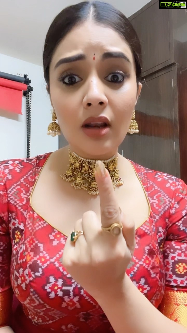 Sreemukhi Instagram - Bangarammmmm….… chi po ra 🥹🥹🥹 #sreemukhi #funnyreels #bangaram