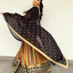 Sreemukhi Instagram - Happy Diwali 🪔 Lots of love ❤️ Outfit @gummadidalashashi.label ✨🪔 #happydiwali #sreemukhi #love