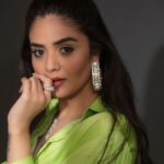 Sreemukhi Instagram - Dance ikon ✨ On @ahavideoin ✨ @oak_entertainments Styled by @greeshma_krishna.k Shirt - @srayaan_designer_studio Hoops - @thetrinkaholic PC @chinthuu_klicks Make up @nookesh.malla Hair - @mahi_brand_ #sreemukhi #danceikon #aha #oakentertainments #styledbygkk