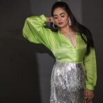 Sreemukhi Instagram – Dance ikon ✨
On @ahavideoin ✨
@oak_entertainments 

Styled by @greeshma_krishna.k 
Shirt – @srayaan_designer_studio 
Hoops – @thetrinkaholic
PC @chinthuu_klicks 
Make up @nookesh.malla 
Hair – @mahi_brand_ 

#sreemukhi #danceikon #aha #oakentertainments #styledbygkk