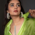 Sreemukhi Instagram - Dance ikon ✨ On @ahavideoin ✨ @oak_entertainments Styled by @greeshma_krishna.k Shirt - @srayaan_designer_studio Hoops - @thetrinkaholic PC @chinthuu_klicks Make up @nookesh.malla Hair - @mahi_brand_ #sreemukhi #danceikon #aha #oakentertainments #styledbygkk