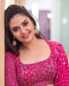 Sreemukhi Instagram - Festive feels ✨ Styled by @impriyankasahajananda Outfit @issadesignerstudio Jewellery @kushalsfashionjewellery PC @chinthuu_klicks Makeup @nookesh.malla Hair @mahi_brand_ #sreemukhi #festivefeels #styledbypriyankasahajananda