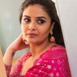 Sreemukhi Instagram – Festive feels ✨

Styled by @impriyankasahajananda
Outfit @issadesignerstudio
Jewellery @kushalsfashionjewellery
PC @chinthuu_klicks 
Makeup @nookesh.malla 
Hair @mahi_brand_ 

#sreemukhi #festivefeels 
#styledbypriyankasahajananda