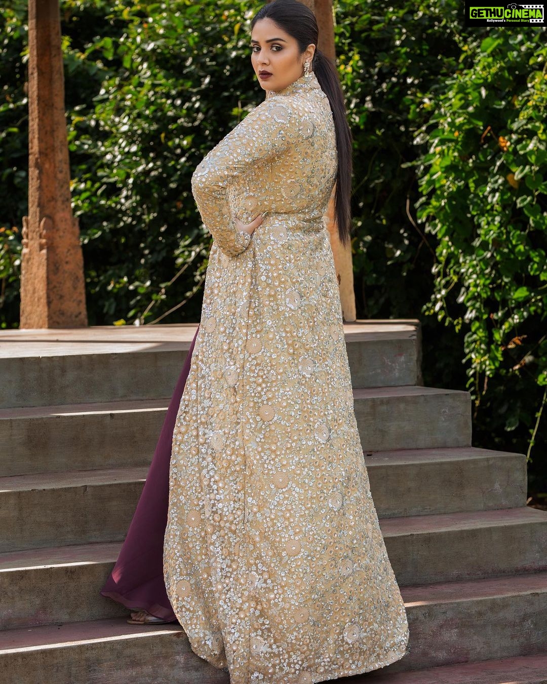 Sreemukhi Instagram - Aadivaaram with Star maa Parivaaram! ✨ Launches today at 11 am on @starmaa ☺️ Styling @impriyankasahajananda Outfit @aarushireddylabel Jewellery @houseofqc PC @chinthuu_klicks Makeup @nookesh.malla Hair @mahi_brand_ #sreemukhi #starmaa #aadivaaramwithstarmaaparivaaram #styledbypriyankasahajananda
