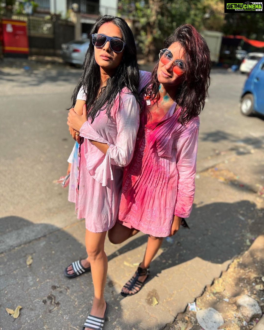 Sriti Jha Instagram - Charu tum to apne aap me ek jashn ho Tumse kitna pyaar karti hu yeh to tum janti hi ho… ek hi ho apne jaisi I love you so much… thank you for everything that you are ❤️❤️❤️ @4umehra