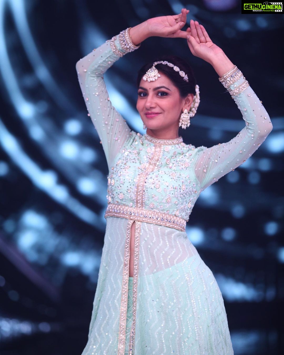 Sriti Jha - 150.6K Likes - Most Liked Instagram Photos