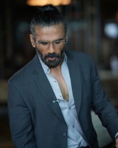 Suniel Shetty Instagram - When thoughts take over . 
Overtake them !!! 
@aalimhakim @bodyfirstwellness 
@gmmodular 
@justmenindia