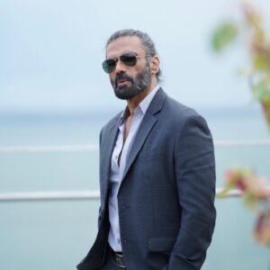 Suniel Shetty Instagram - Either you run the day or the day runs you … You choose !!!
@aalimhakim 
@justmenindia 
@sagarkumarmunjwani 
#positivevibes #positivity #powerofpositivity