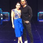Suniel Shetty Instagram - Hi huku hi huku hai hai Hai hai hai ❤️… aab kya bolu … Lolo forever 21 @therealkarismakapoor @sonytvofficial #indiasbestdancerseason2