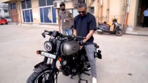Suniel Shetty Instagram - This man is the real #Transformer. Look what a brilliant job he’s done with  my mo’bike! Thank you Akshay  @vardenchi - for putting the #Dhoom back in #VroomVroom. Love it @vardenchi @mr.vardenchi 🙏