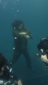 Suniel Shetty Instagram - Getting tanked is a good thing sometimes 🤿 #hunter #underwater #invisiblewoman #behindthescenes @batraalok8 @dir_prince_dhiman @jesilpatel @Vivek_patne @aar.yaa.paar @yoodleefilms @saregama_official @scubanees @zahaan.adenwala