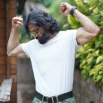 Suniel Shetty Instagram – Caught in the act … Streching  or Flexing ?? @sagarkumarmunjwani