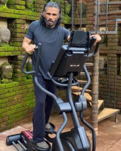 Suniel Shetty Instagram - Fitness days are the best kind of days, especially with my all time favourite SOLE E 95 elliptical trainer from AFTON. Do check it out on www.afton.in

@aftonfitness

#fitnessindia #homegymsetup #homegymideas #fitnessequipment #solefitness #soletreadmill #fitnessmodel #ellipticaltrainer
