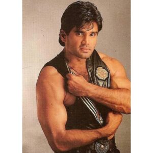 Suniel Shetty Instagram - "Bicep dikhane ke liye kuch bhi karega" days... 💪

#flashbackfriday