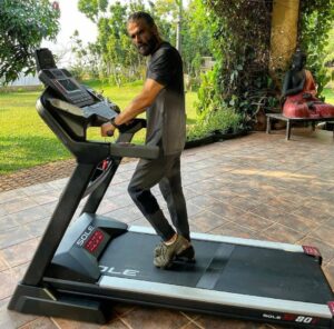 Suniel Shetty Instagram - Amidst all the gloom, if there’s 1 thing that keeps me going & in a positive frame of mind, it’s my workouts, my me time. Thanks @aftonfitness for sorting me out with this brilliant SOLE SF 80 Treadmill which is helping me stay fit in these tough times. Do check out the wide range of fitness equipments available at www.afton.in

#fitnessindia #homegymsetup #homegymideas #fitnessequipment #solefitness #soletreadmill #fitnessmodel