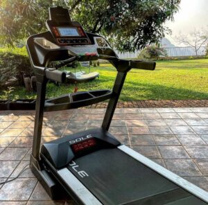 Suniel Shetty Instagram - Amidst all the gloom, if there’s 1 thing that keeps me going & in a positive frame of mind, it’s my workouts, my me time. Thanks @aftonfitness for sorting me out with this brilliant SOLE SF 80 Treadmill which is helping me stay fit in these tough times. Do check out the wide range of fitness equipments available at www.afton.in

#fitnessindia #homegymsetup #homegymideas #fitnessequipment #solefitness #soletreadmill #fitnessmodel