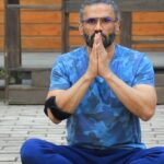 Suniel Shetty Instagram - Break the cliche's of #Yoga and know how it can help us achieve mental strength, with me and @bigfmindia Have you also experienced the benefits of #Yoga? Share it with us in the comment section below. #21DinWellnessIn Powered By - @electralofficial, @niineindia , @davaindiagenericpharmacy Associate Partners - @bodyfirstwellness, @joyvillehomes, @polaroidsun_in #salonioils