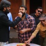 Suniel Shetty Instagram - On the sets of ‘MARKAAR’ celebrating PadmaBhushan Mohanlal sir, the genius sabucyril and my favourite hera pheri man Priyadarshan sir... An opportunity to work with the best in the business of entertainment... Blessed!!! @mohanlal #priyadarshan @sabu_cyril