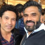 Suniel Shetty Instagram - When Suniel met The Sachin on Oxford Street. 😊 My Fan Moment with the legend @sachintendulkar 😇 .