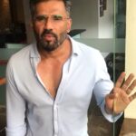 Suniel Shetty Instagram – Just another hour to meet you LIVE right here on Instagram! Let’s talk fitness & only fitness and make it apne #baayeinhaathkakhel