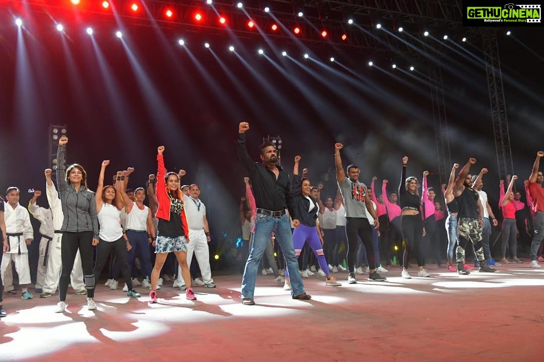 Suniel Shetty Instagram - Grateful to the Ministry of Youth Affairs and Sports for making me a part of #HumFitTohIndiaFit movement yesterday. The energy on ground was absolutely wonderful! This movement is motivating the entire nation to stay fit! Hope #MissionFitIndia will take this spirit higher! @ra_rathore
